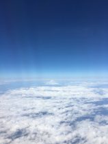 在飞机上可以隐隐看到富士山